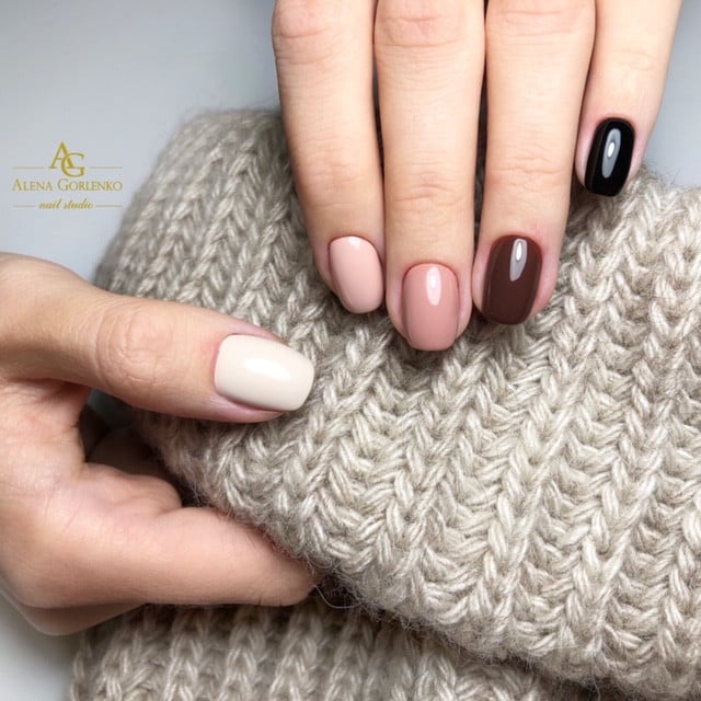 Нюдовий манікюр різнокольоровий коричневий, фото - Нігтьова студія AG nail studio