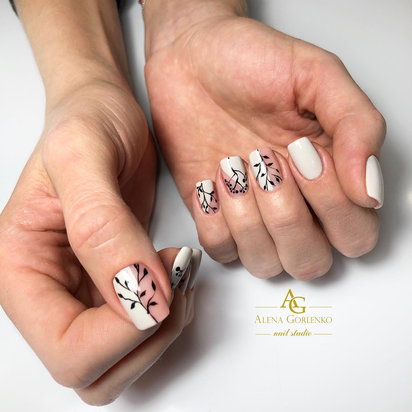 Манікюр на короткі нігті з малюнком квадратні, фото - Нігтьова студія AG nail studio