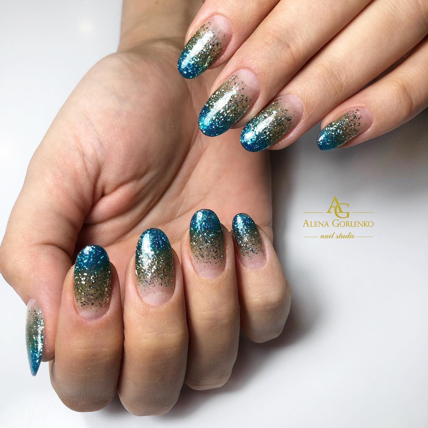 Манікюр з блискітками мигдаль синій, фото - Нігтьова студія AG nail studio