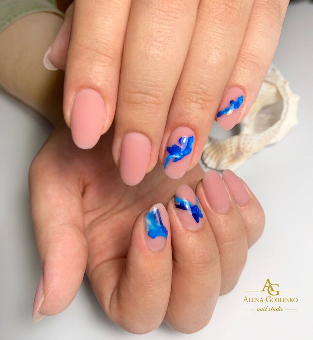 Нюдовий манікюр матовий абстракція, фото - Нігтьова студія AG nail studio