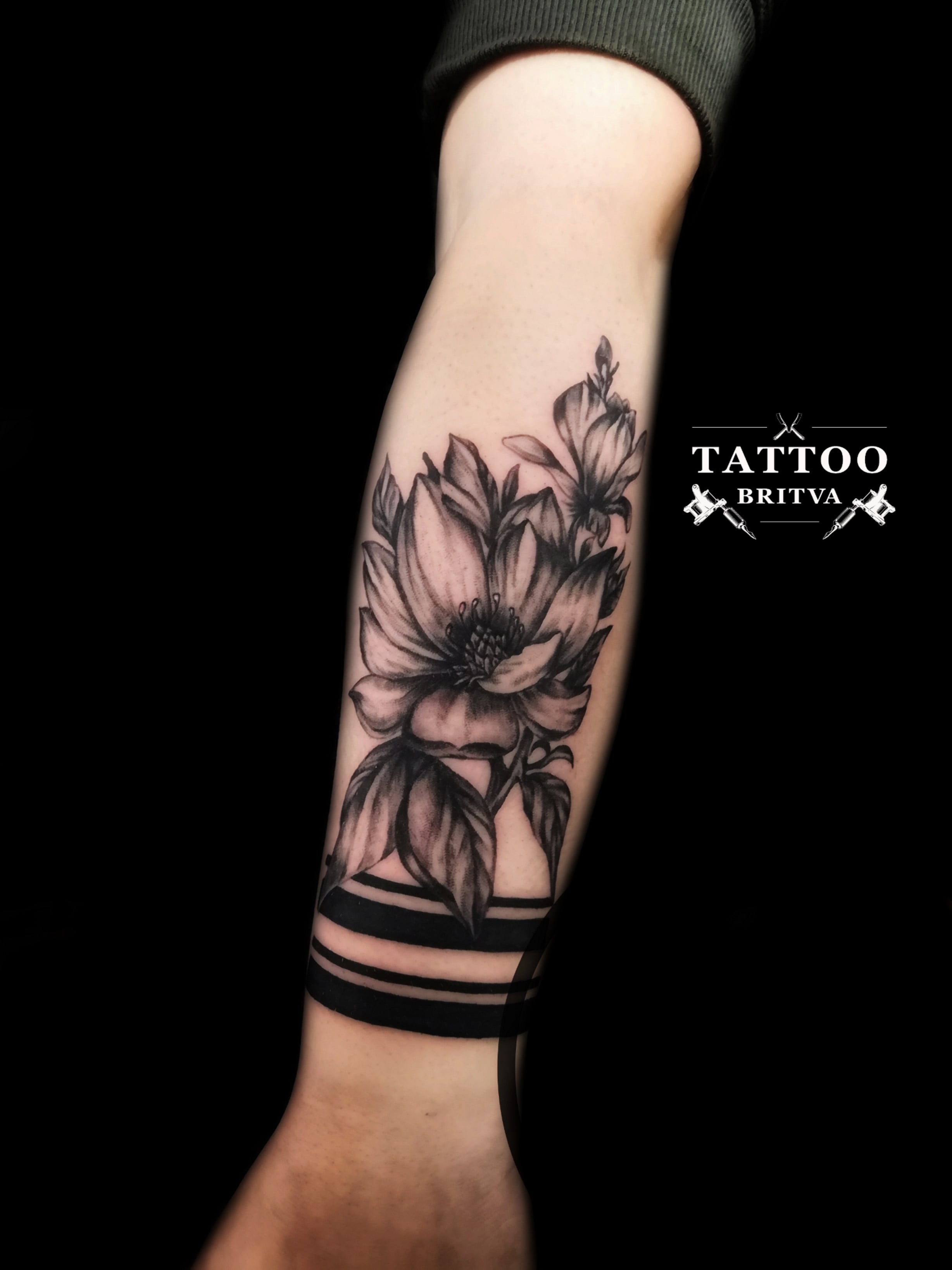На предплечье черно-белые цветы, фото - Тату салон Britva Tattoo