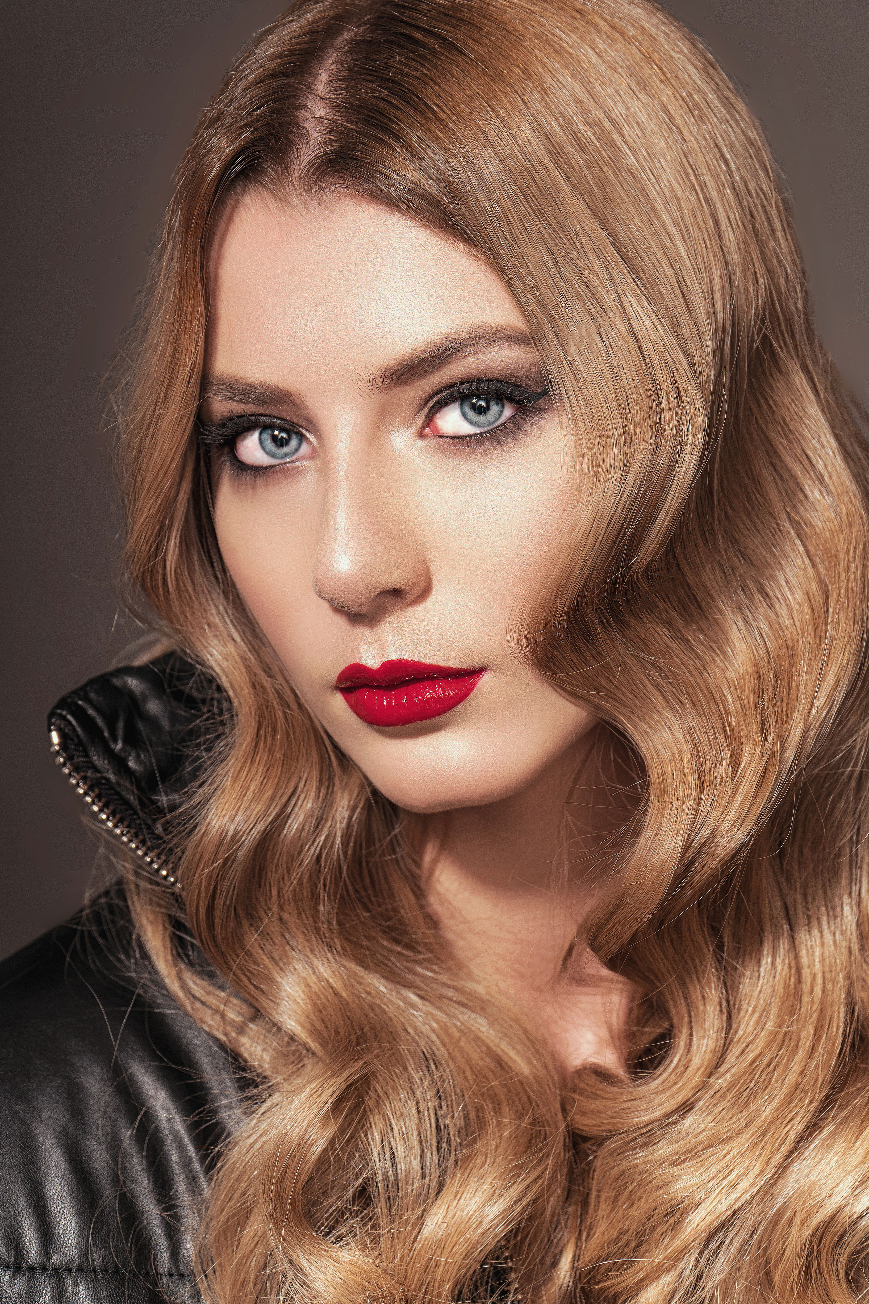 Вечерний макияж с красной помадой под красное платье, фото - Визажист Тамила Остапенко