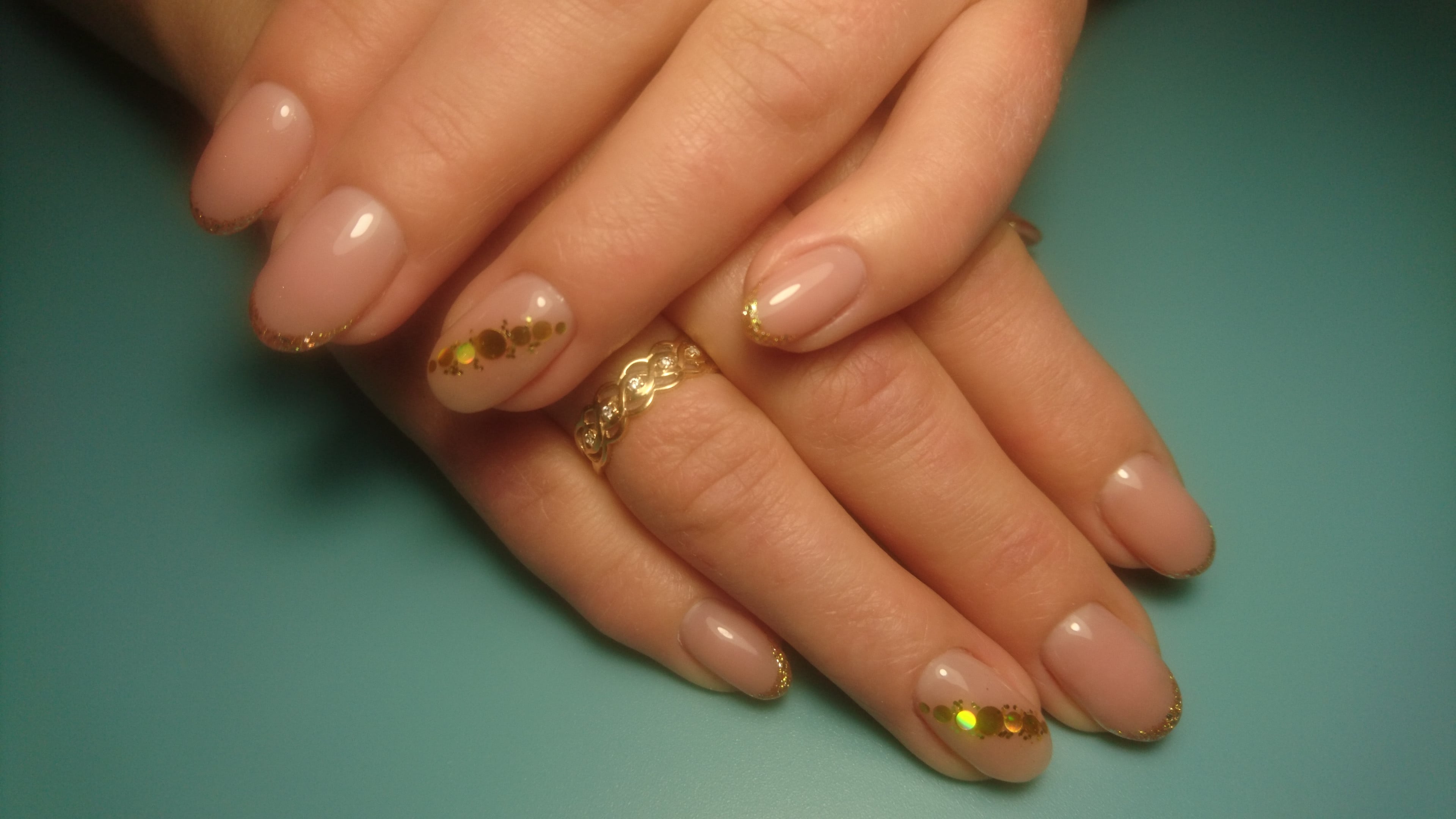 Нюдовий манікюр з блискітками бежевий, фото - Майстер манікюру Ольга