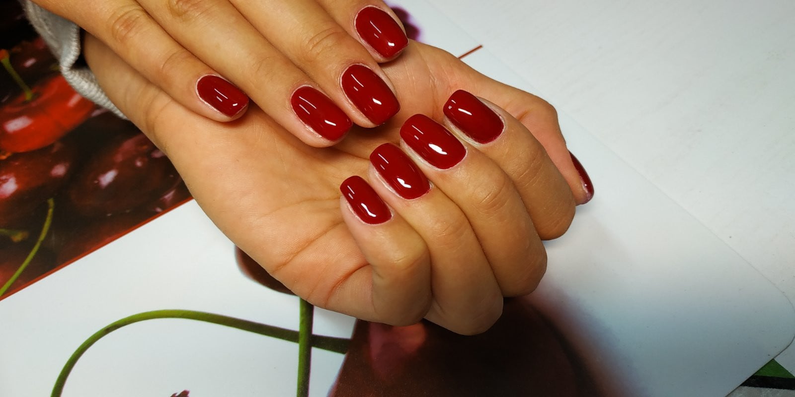 Классический маникюр красный однотонный (монохромный), фото - Студия красоты Studio La Beauty
