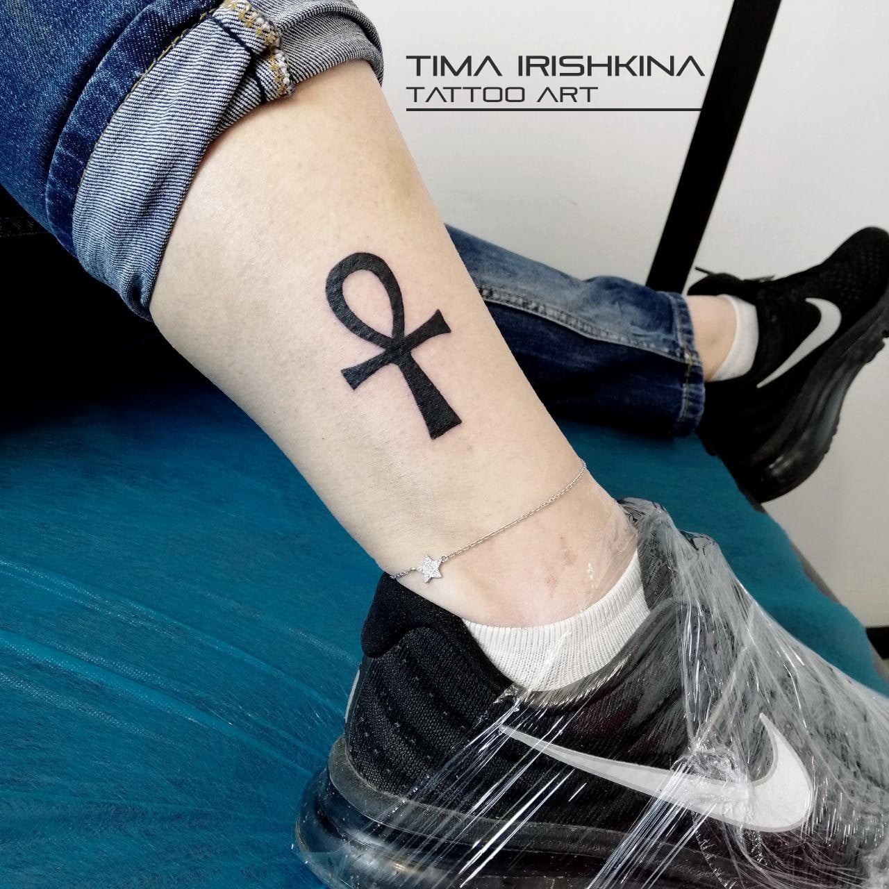 Женские на ноге черно-белые, фото - Тату салон HouseInk Tattoo Studio
