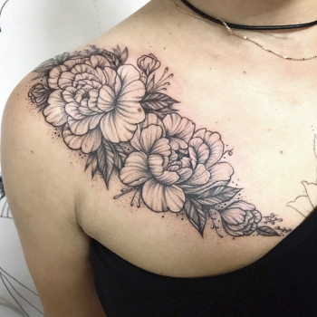 Тату чорно-білі півонії на ключиці, фото - Тату салон HouseInk Tattoo Studio