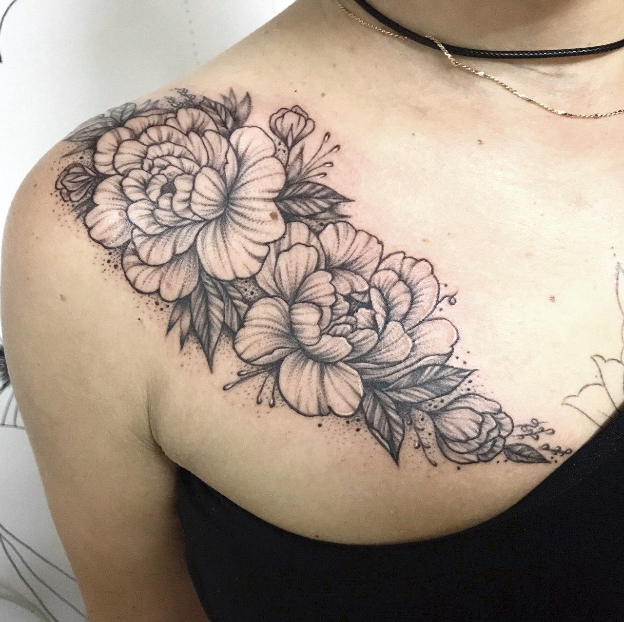 Черно-белые пионы на ключице, фото - Тату салон HouseInk Tattoo Studio