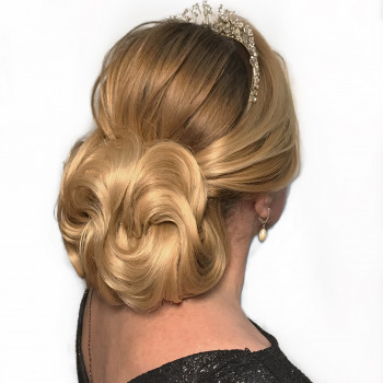 Вечірня зачіска
                    Перукар-стиліст Валерия Одеса