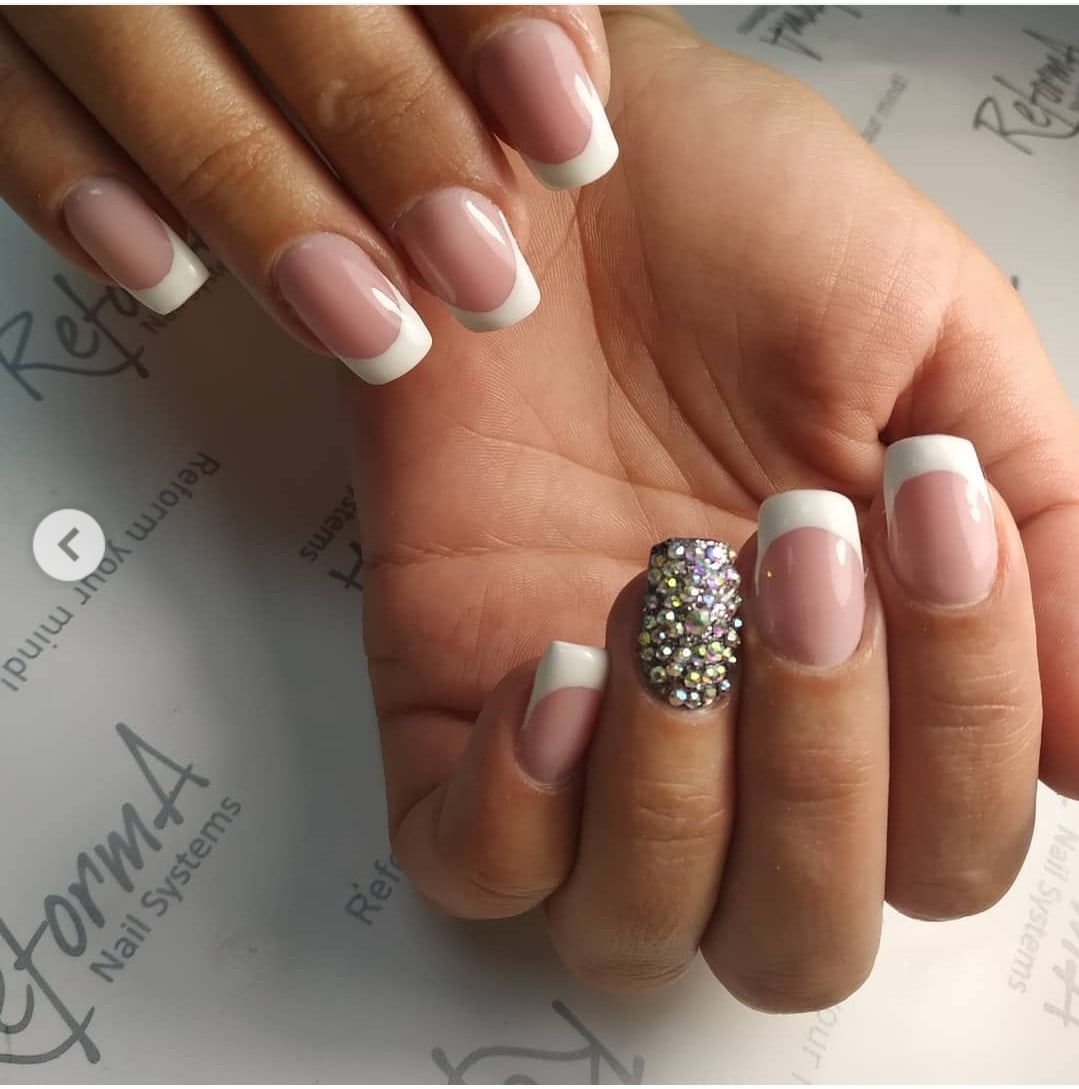 Ніжний манікюр зі стразами з камінням, фото - Косметологічний центр Полтавьский