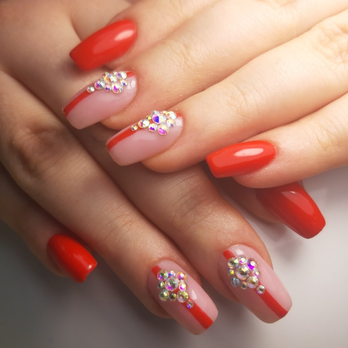 Манікюр зі стразами з камінням дорогий, фото - Косметологічний центр Полтавьский