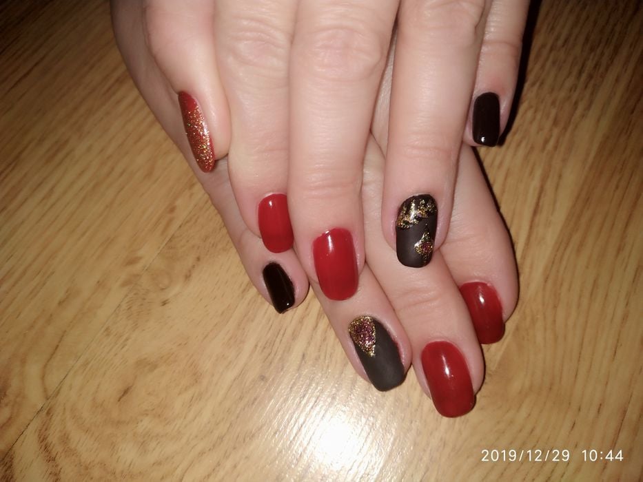 Красный маникюр на короткие ногти новогодний, фото - Мастер маникюра Елена Шевченко