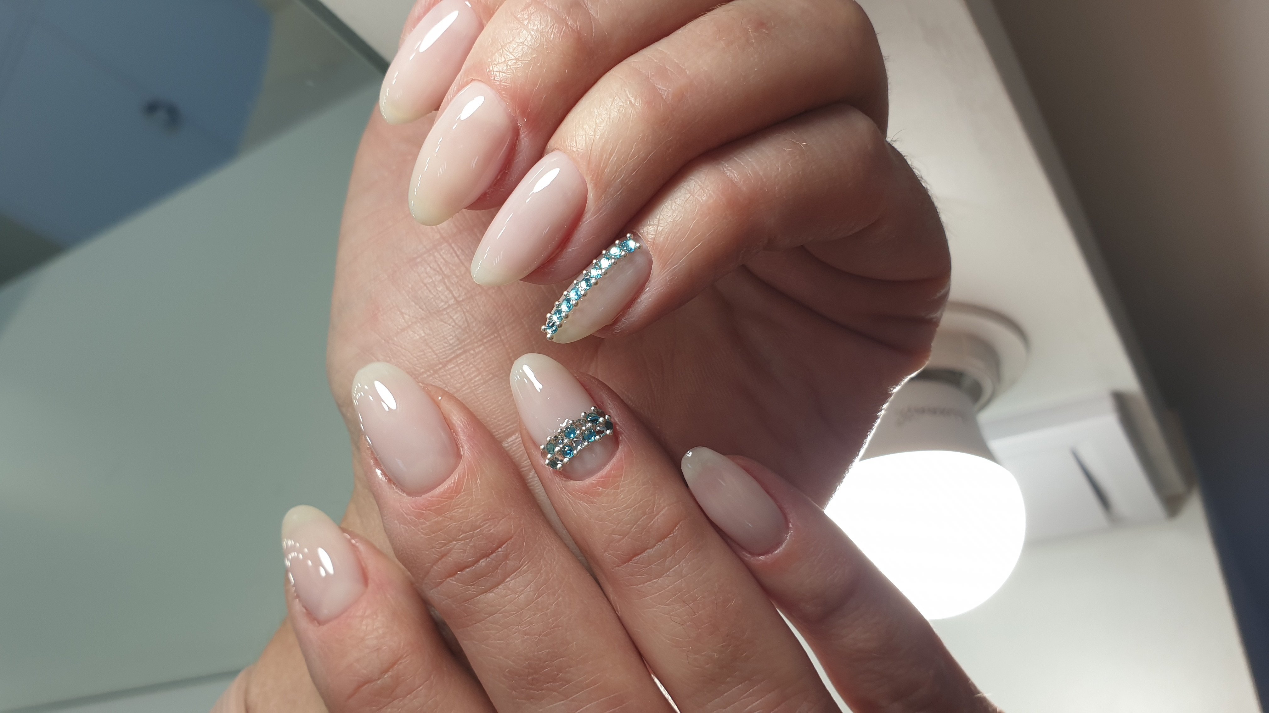 Ніжний манікюр нюдовий зі стразами, фото -  Оля Мамина