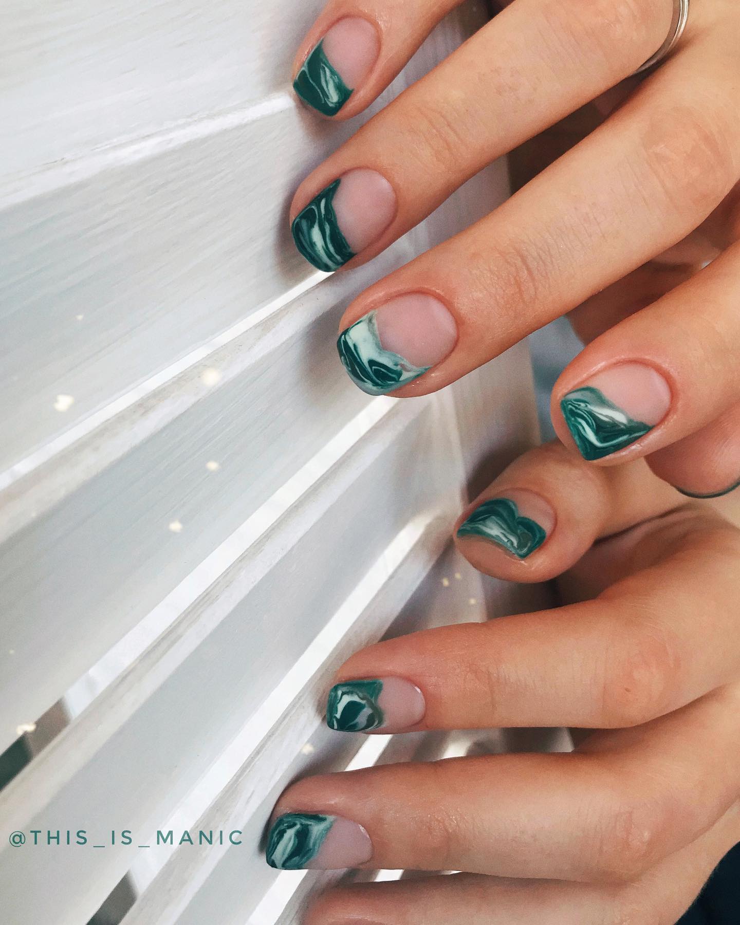 Мраморный маникюр зеленый прозрачный, фото - Ногтевая студия THIS IS MANIC nail studio