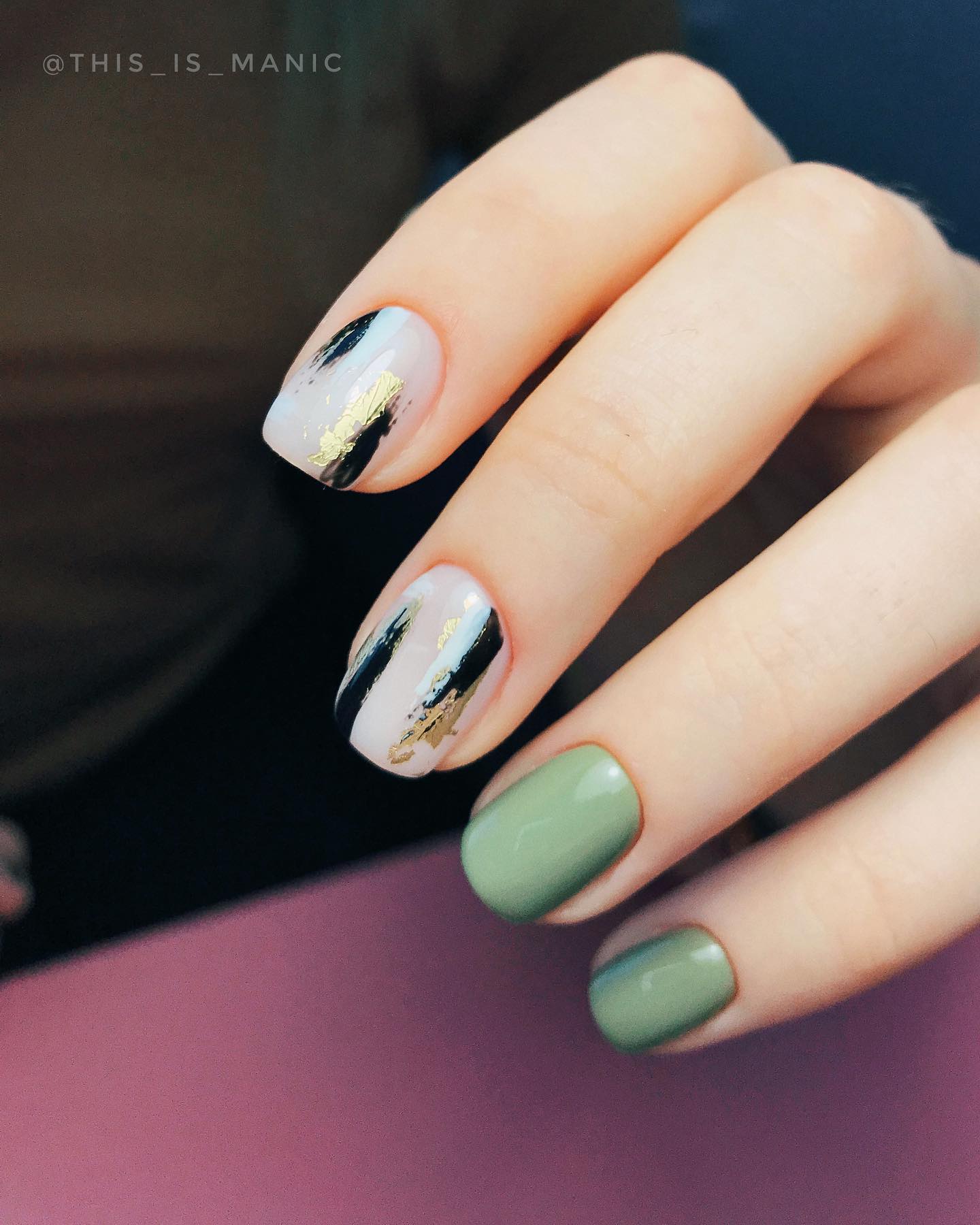Манікюр на короткі нігті зелений із золотом, фото - Нігтьова студія THIS IS MANIC nail studio