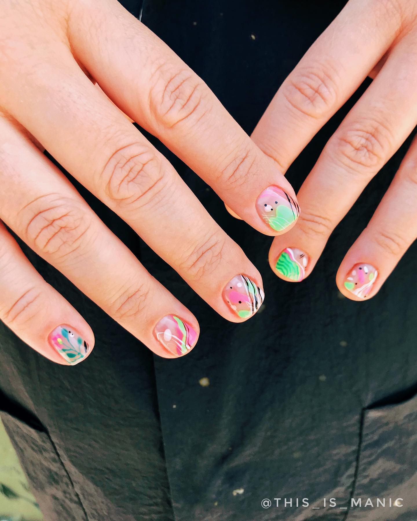 Манікюр на короткі нігті з малюнком яскравий, фото - Нігтьова студія THIS IS MANIC nail studio