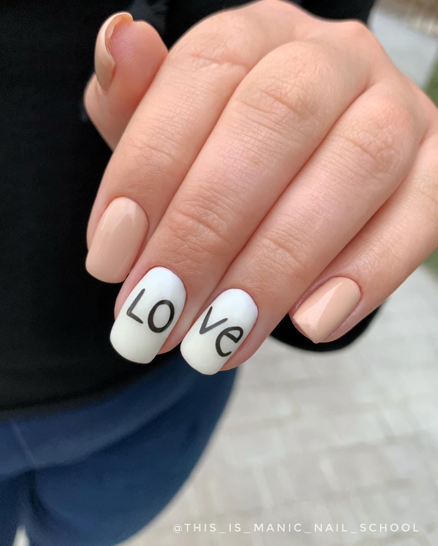 Нюдовий манікюр з малюнком написом, фото - Нігтьова студія THIS IS MANIC nail studio