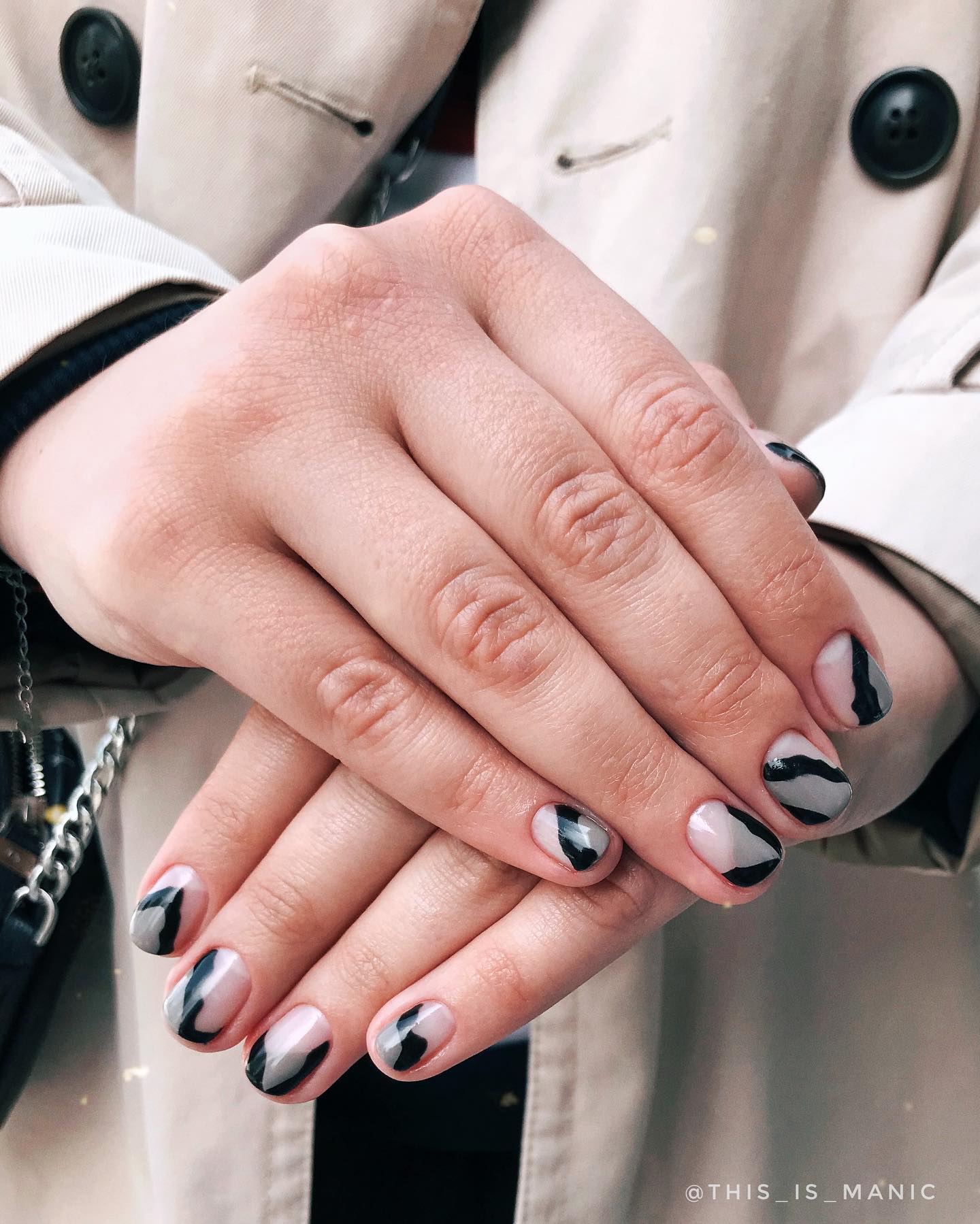 Манікюр на короткі нігті чорний абстракція, фото - Нігтьова студія THIS IS MANIC nail studio