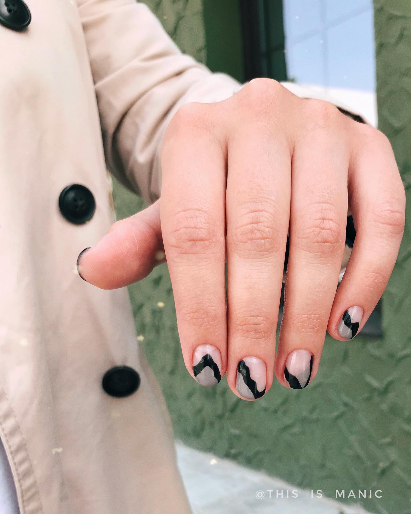 Манікюр на короткі нігті чорний сірий, фото - Нігтьова студія THIS IS MANIC nail studio