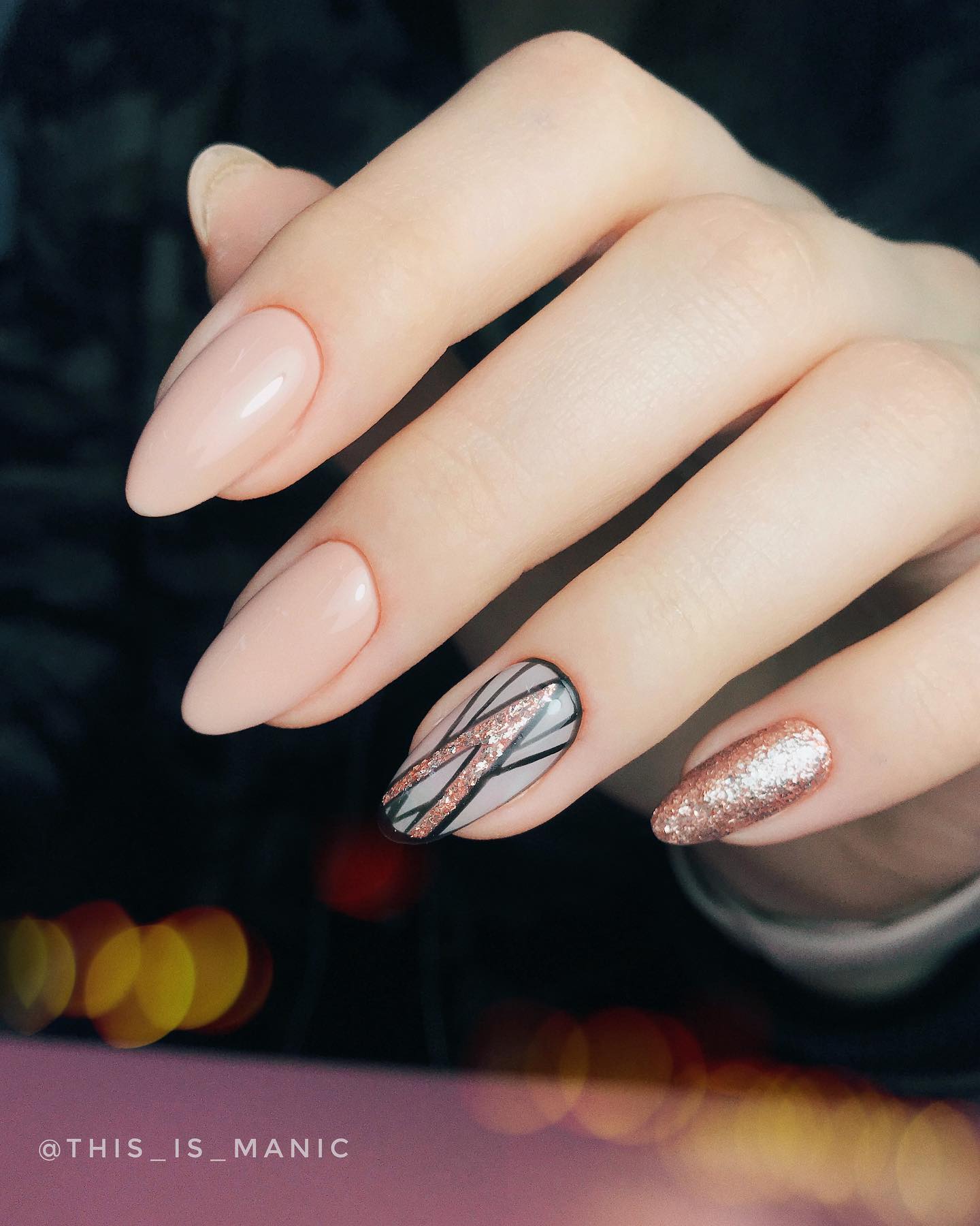 Нюдовий манікюр з блискітками мигдаль, фото - Нігтьова студія THIS IS MANIC nail studio