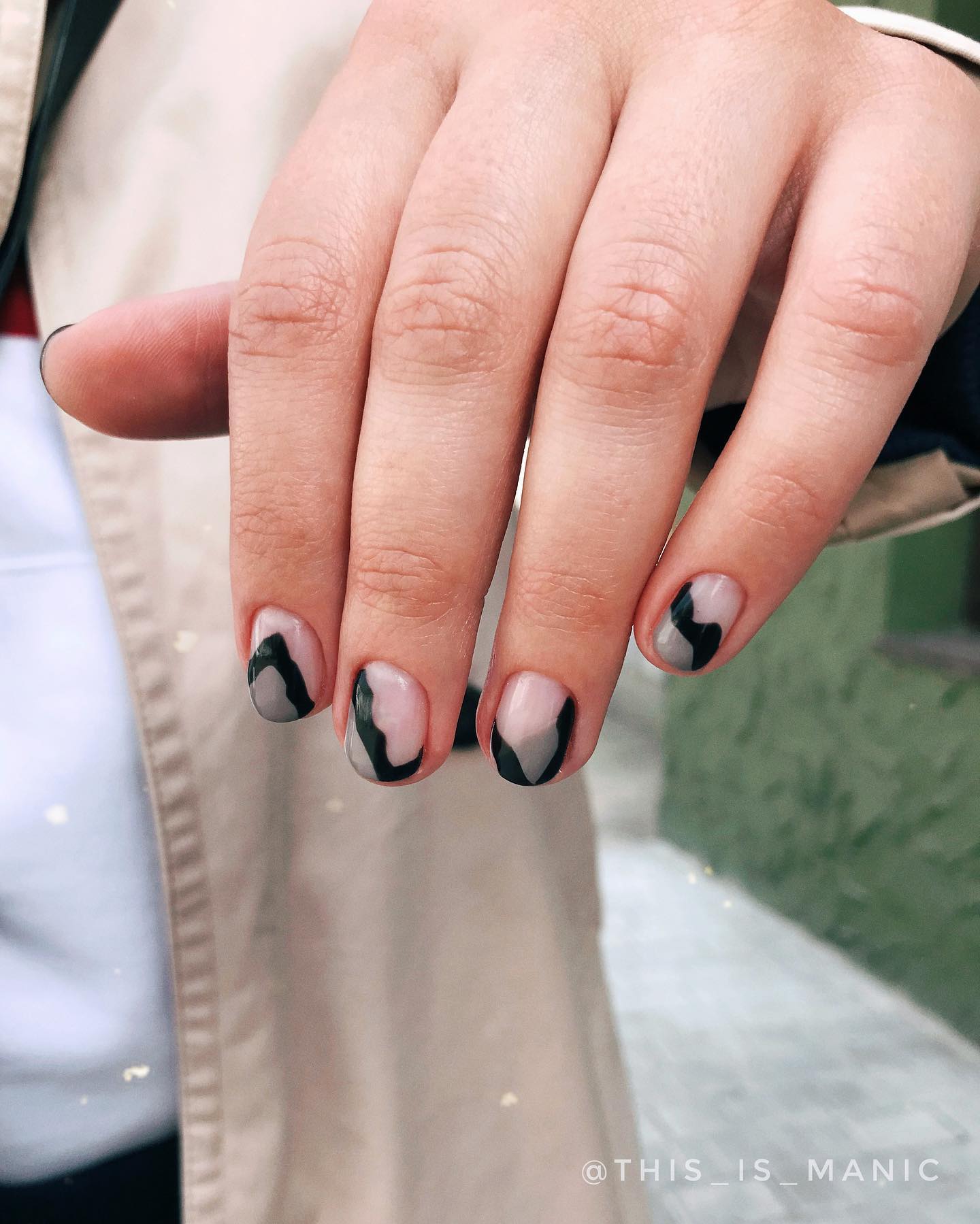 Манікюр на короткі нігті нюдовий чорний, фото - Нігтьова студія THIS IS MANIC nail studio