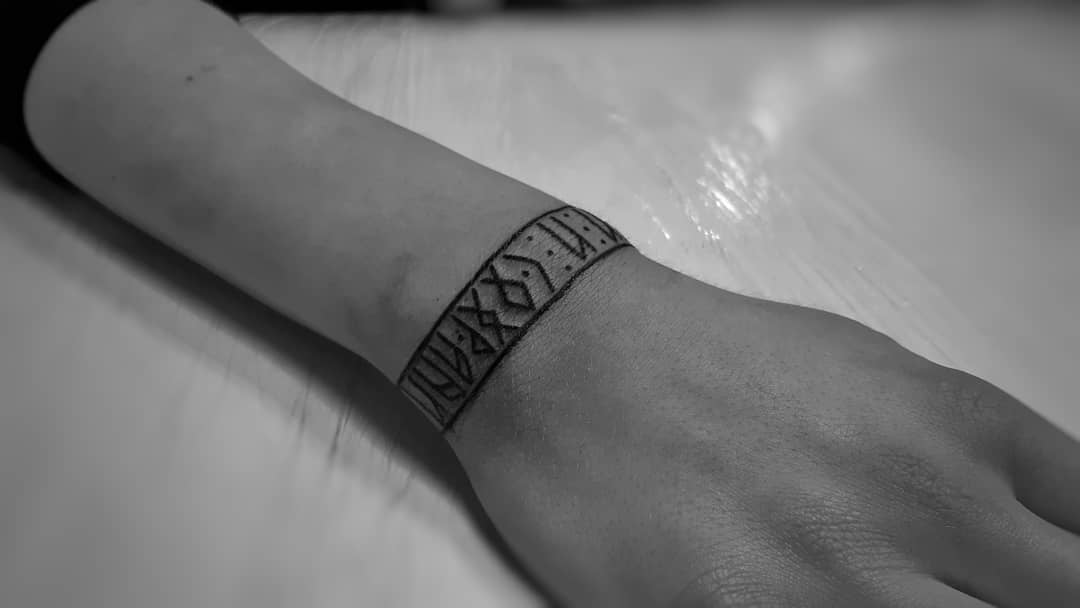 На руці зап'ясті трайбл, фото - Тату майстер Слава Власюк