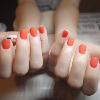 Красный маникюр на короткие ногти матовый, фото - Лэшмейкер Ирина Лазарь