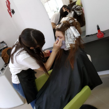 Окрашивание волос бровей Бровары возле дома