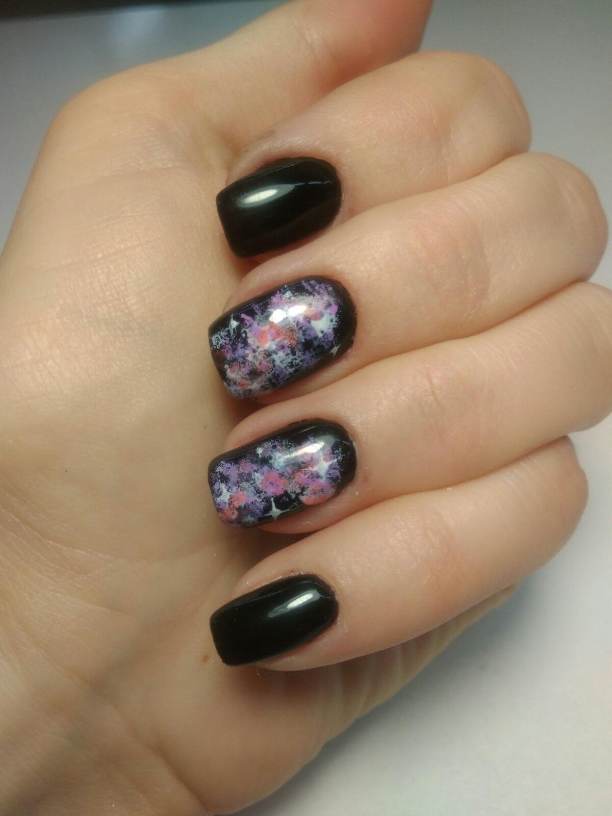 Манікюр на короткі нігті з малюнком чорний, фото -  Nail Bar