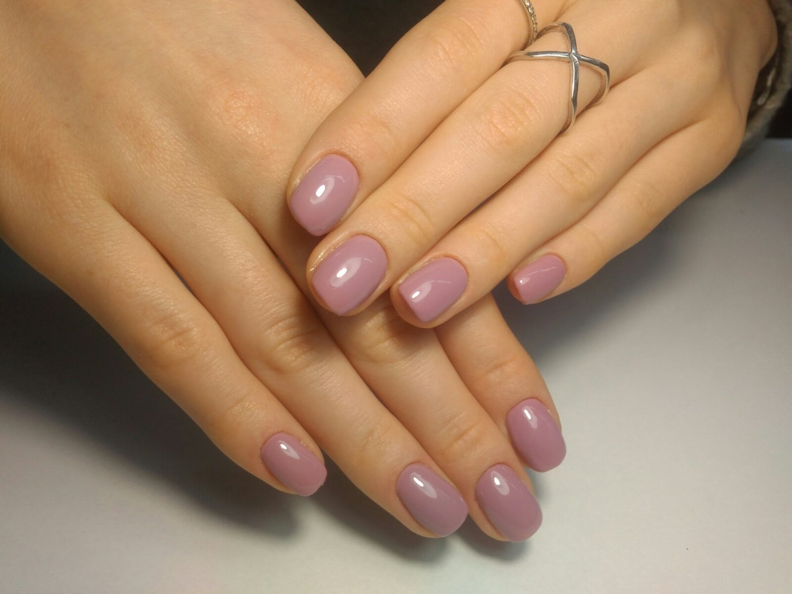 Ніжний манікюр однотонний (монохромний) фіолетовий, фото -  Nail Bar