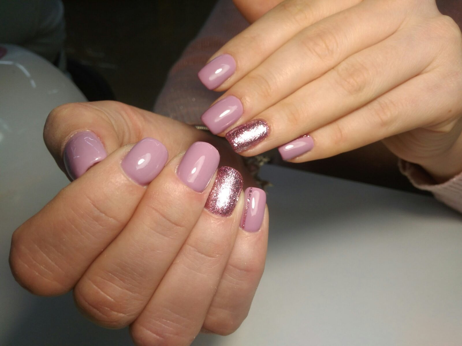 Ніжний манікюр з блискітками рожевий, фото -  Nail Bar