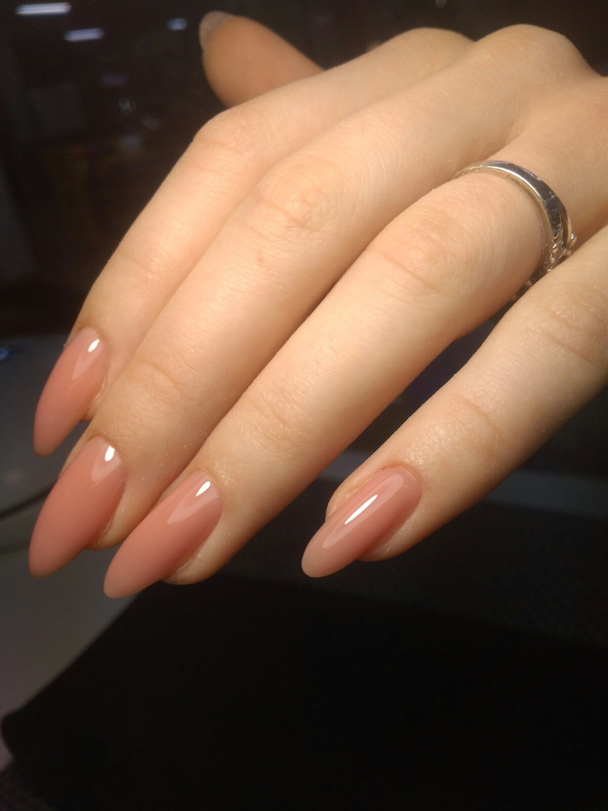 Нюдовий манікюр мигдаль на довгі нігті, фото -  Nail Bar