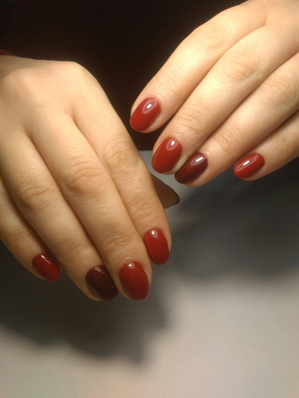 Червоний манікюр з блискітками темний, фото -  Nail Bar