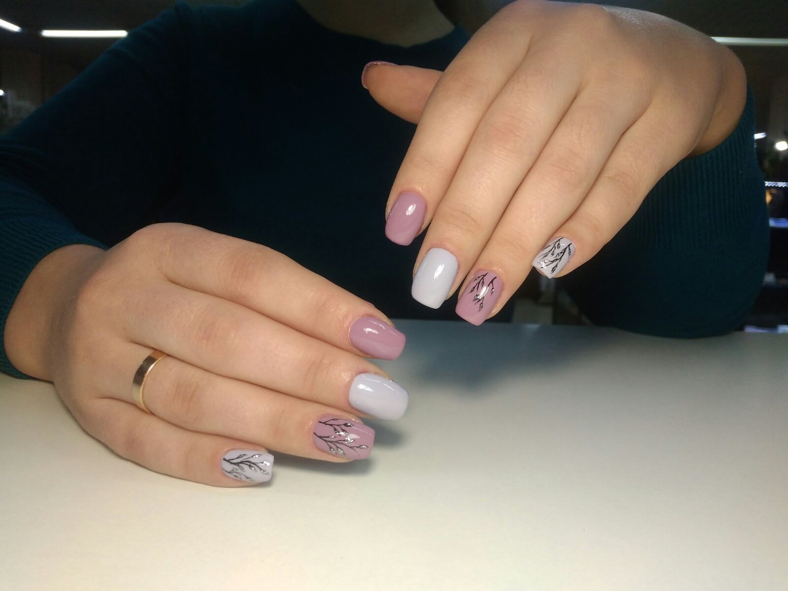 Ніжний манікюр з малюнком у пастельних тонах, фото -  Nail Bar