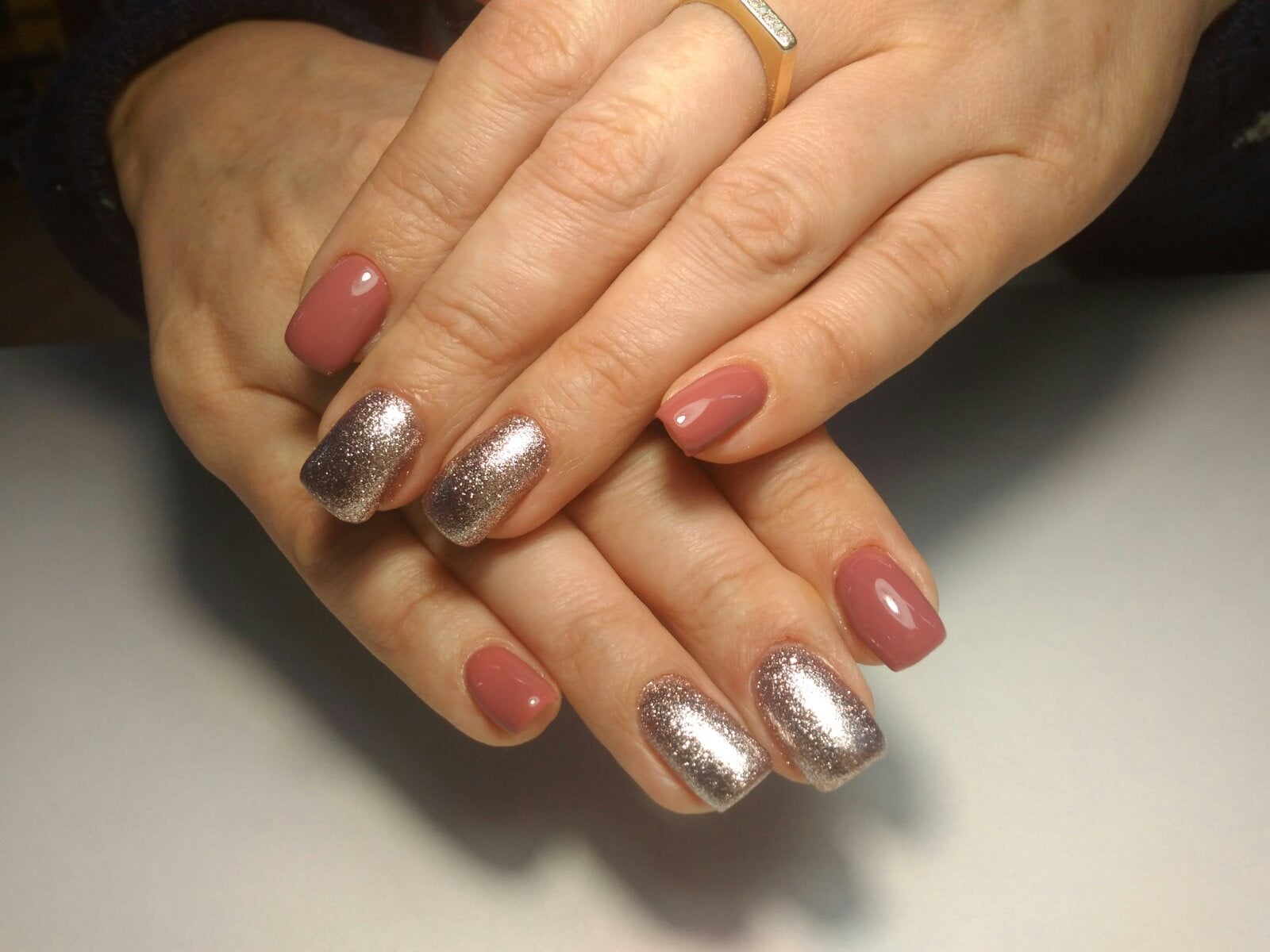 Манікюр з блискітками на квадратні нігті акцентом один ніготь, фото -  Nail Bar