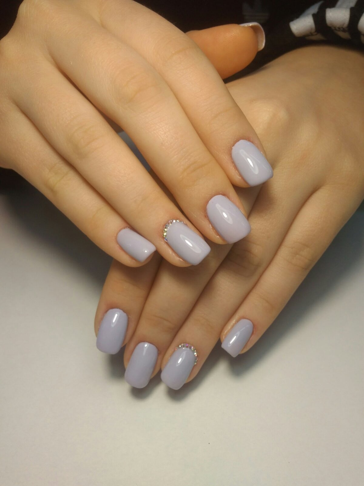 Ніжний манікюр на квадратні нігті зі стразами, фото -  Nail Bar