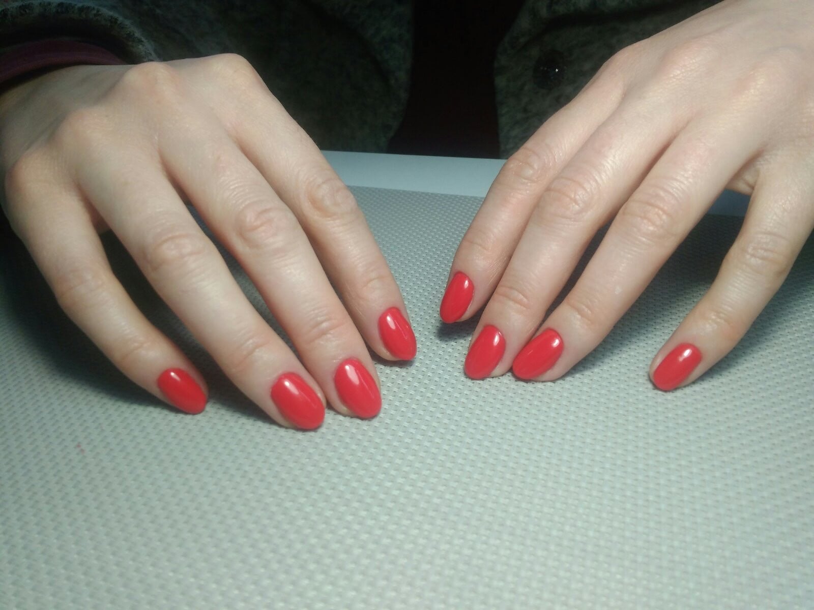 Червоний манікюр яскравий мигдаль, фото -  Nail Bar