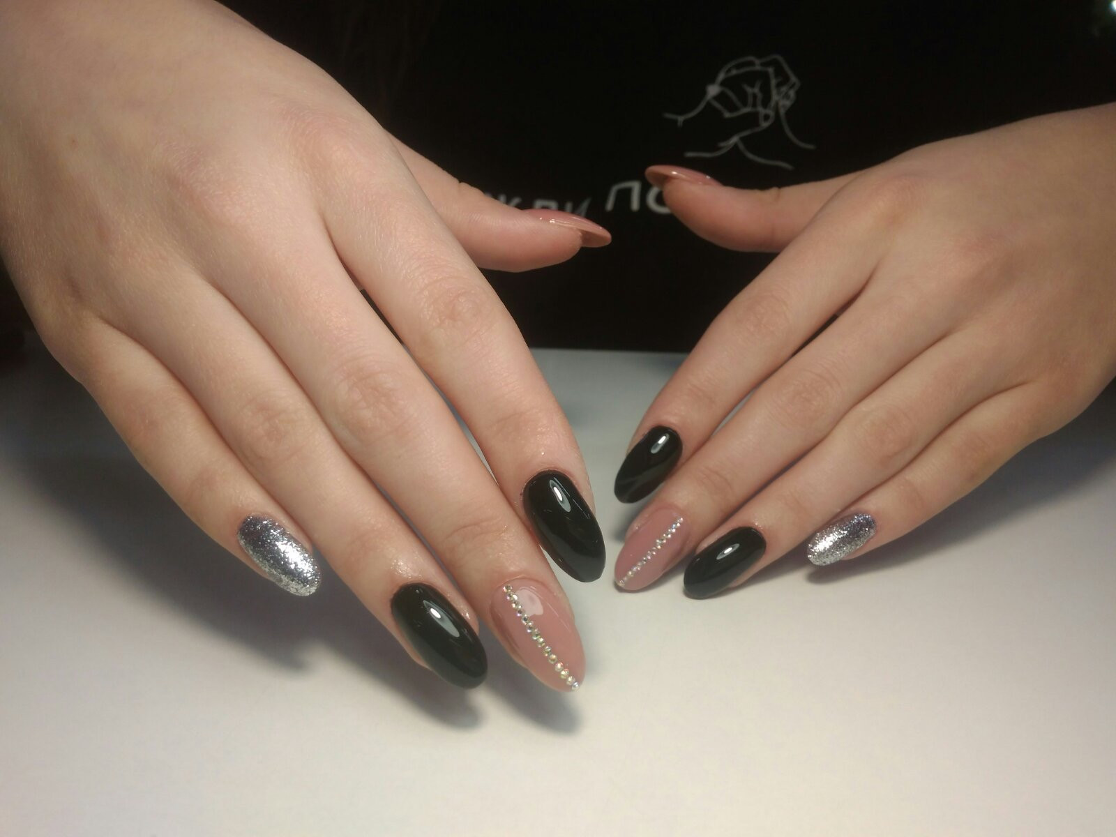 Нюдовий манікюр з блискітками чорний, фото -  Nail Bar