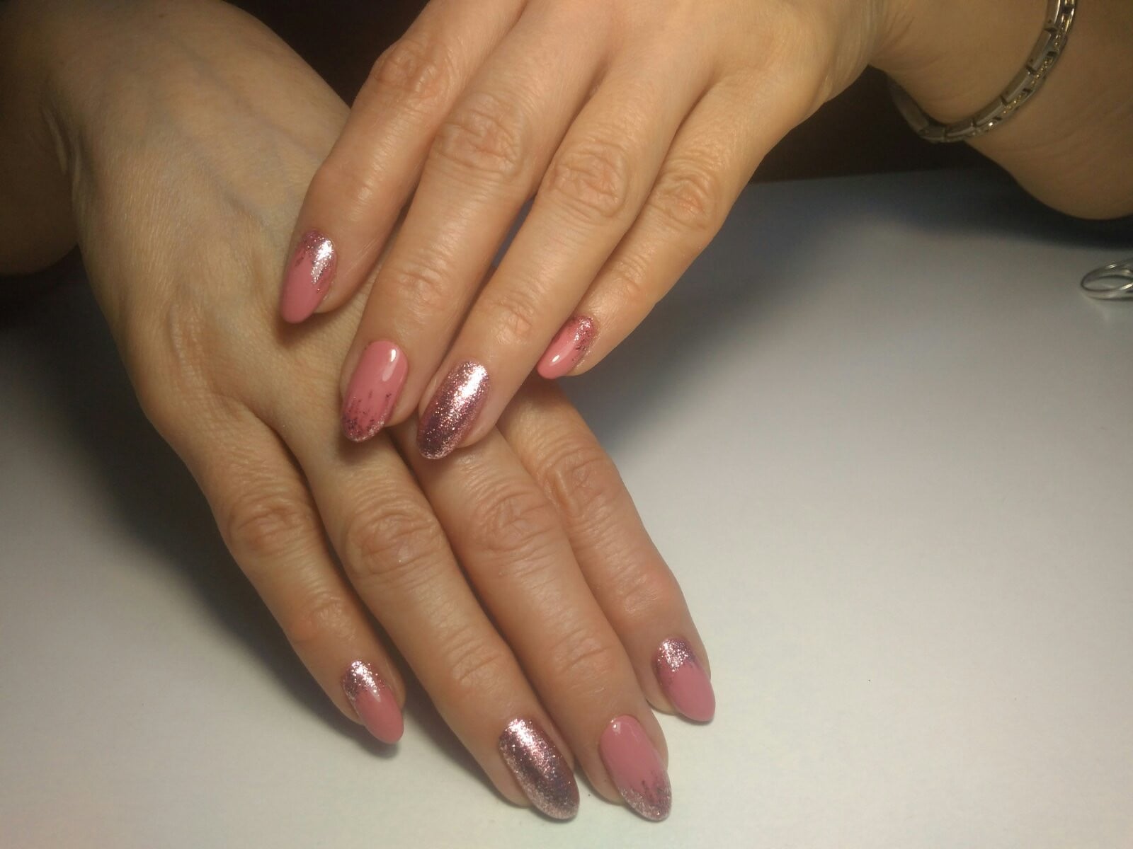 Манікюр з блискітками мигдаль рожевий, фото -  Nail Bar