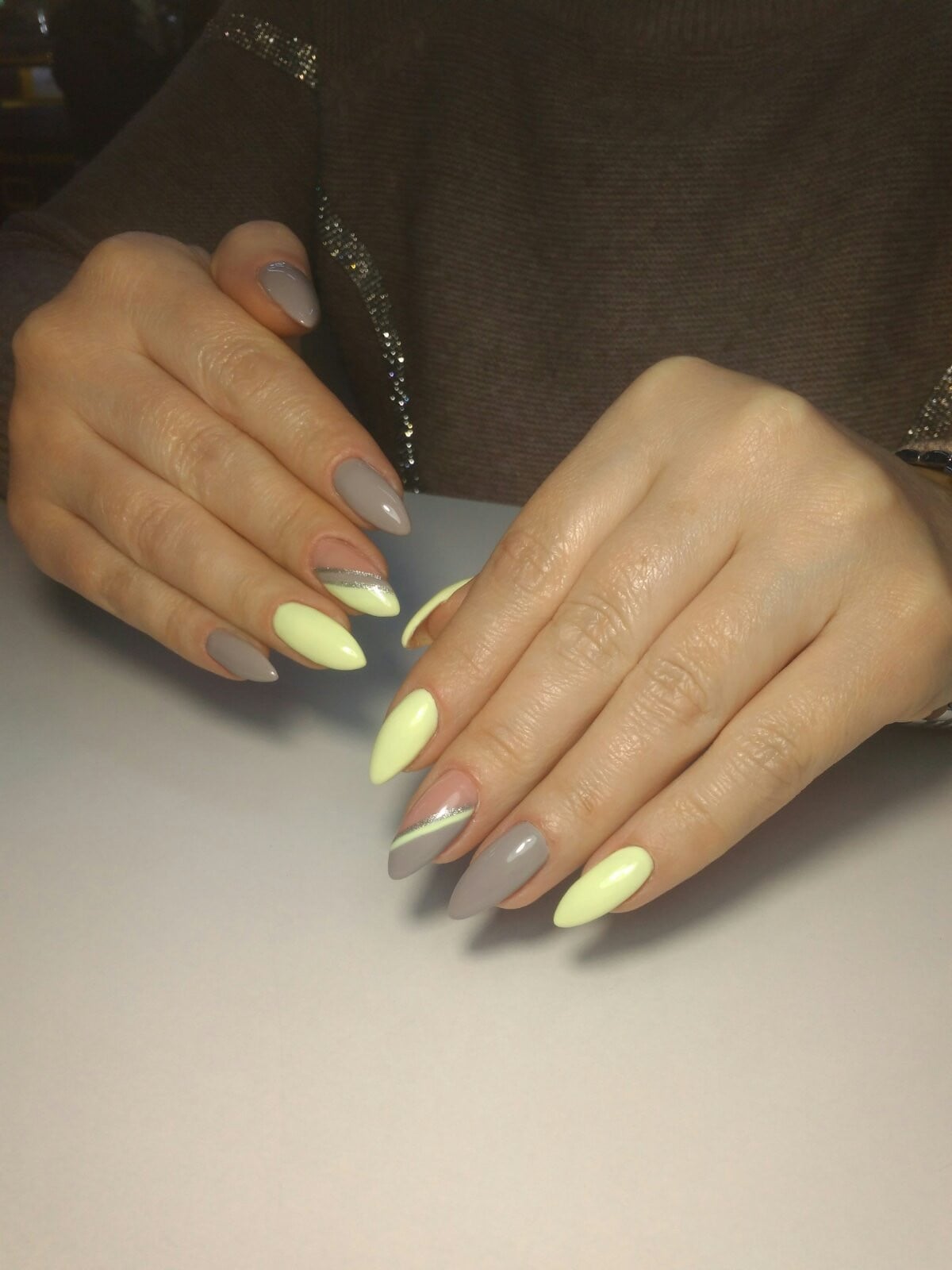 Жовтий манікюр сірий на гострі нігті, фото -  Nail Bar