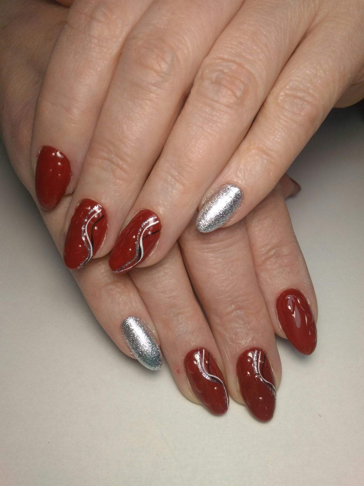 Червоний манікюр з блискітками зі сріблом, фото -  Nail Bar