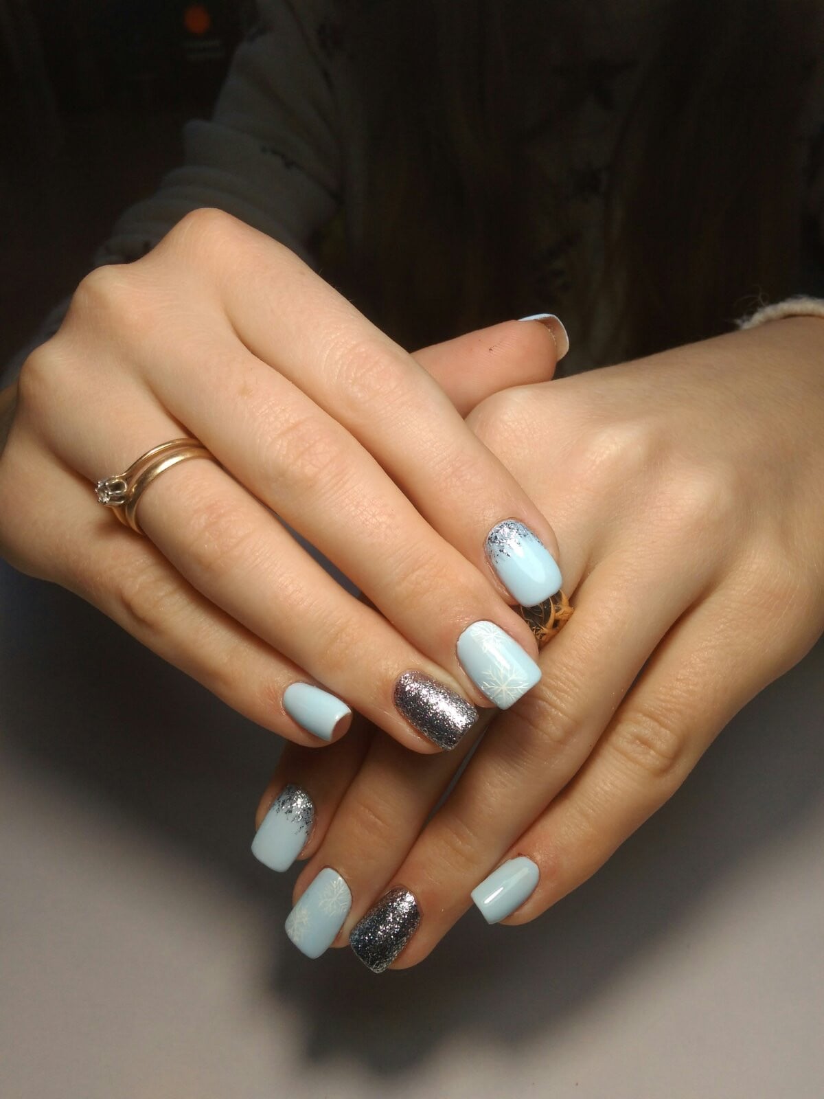 Манікюр з блискітками зима блакитний, фото -  Nail Bar
