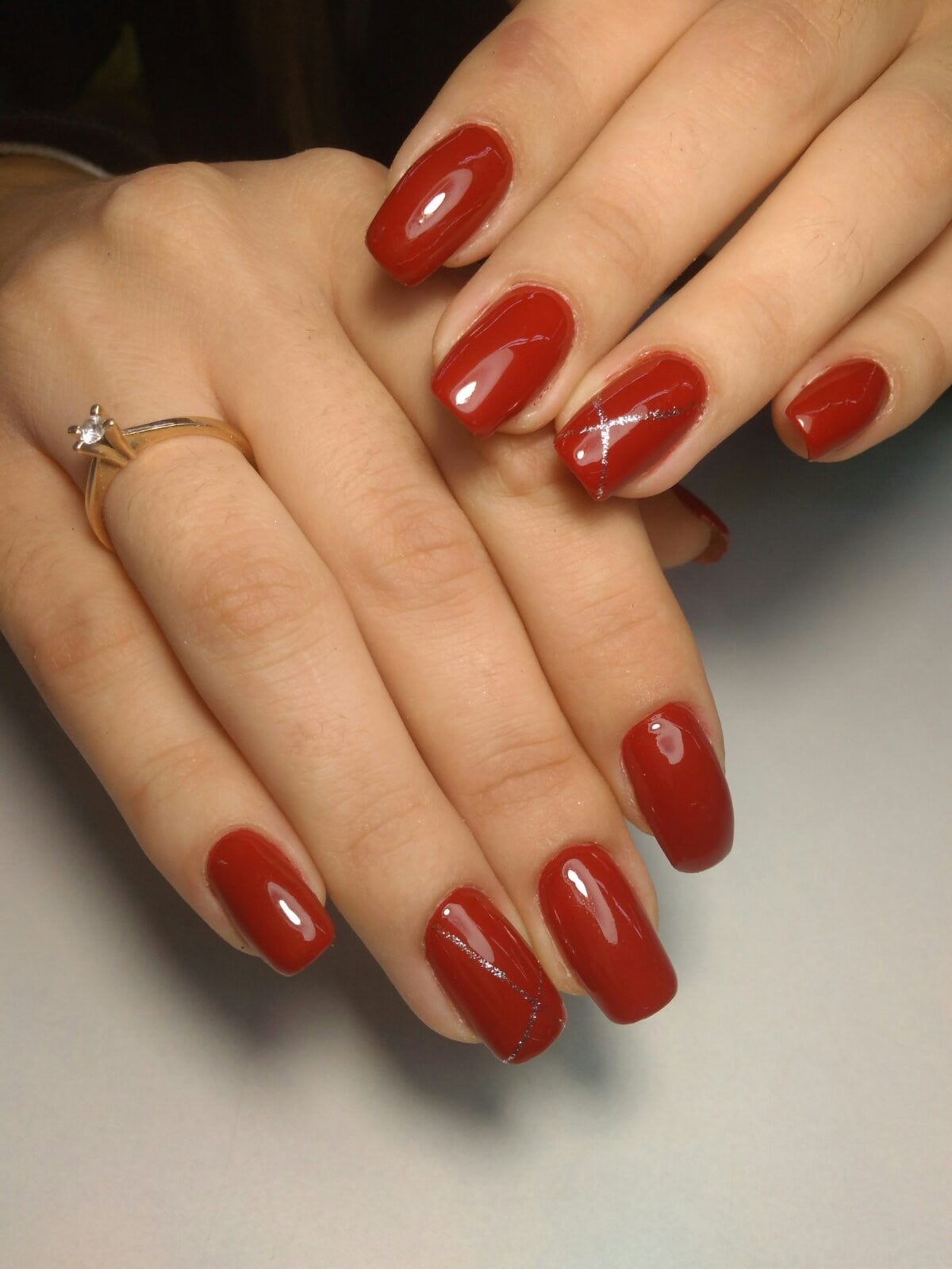 Червоний манікюр з малюнком яскравий, фото -  Nail Bar