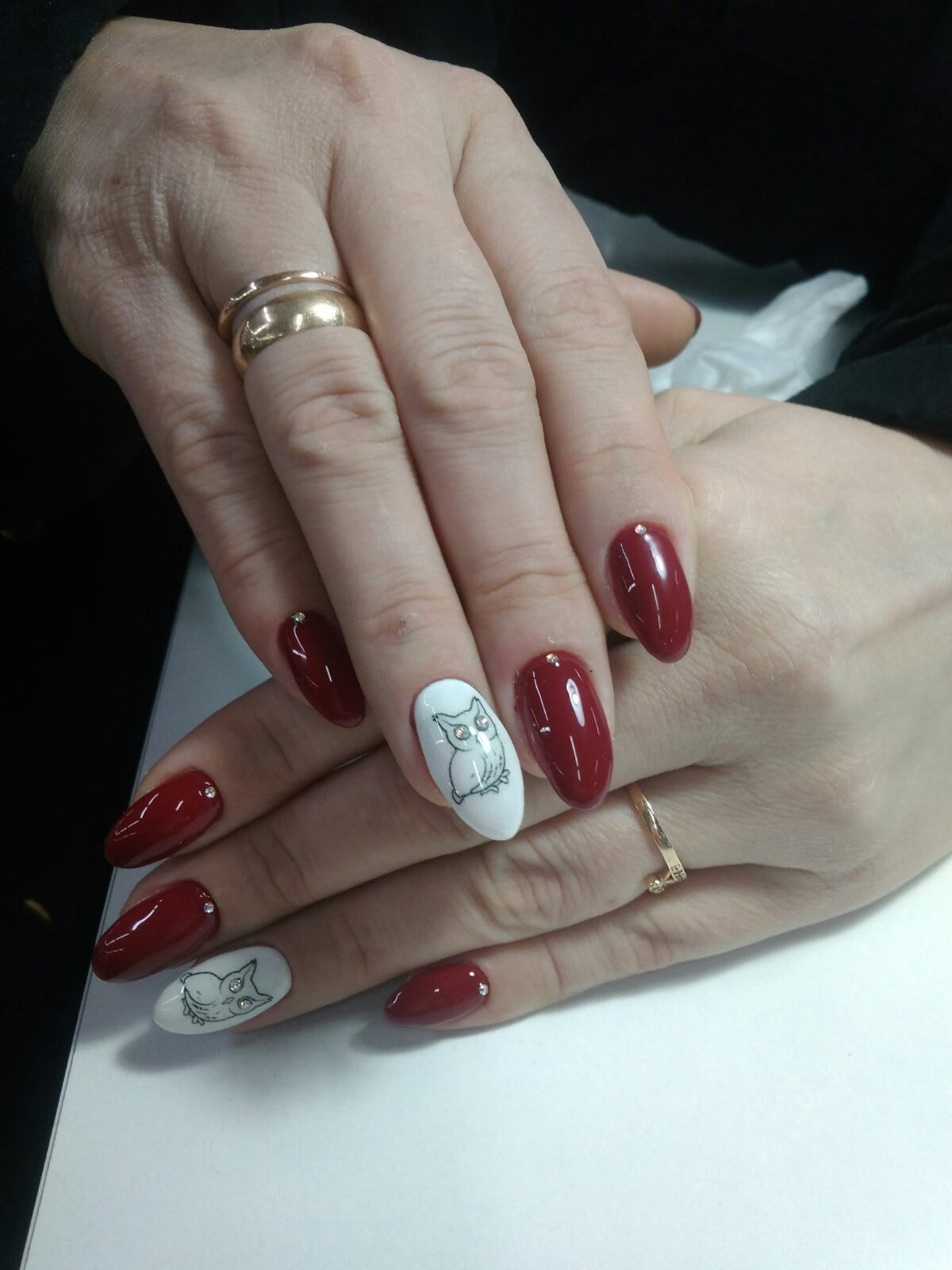 Манікюр з малюнком мигдаль бордовий, фото -  Nail Bar