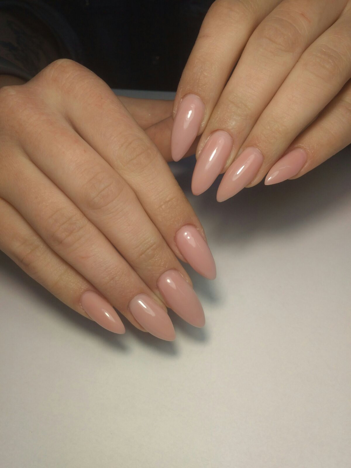 Нюдовий манікюр мигдаль на довгі нігті, фото -  Nail Bar