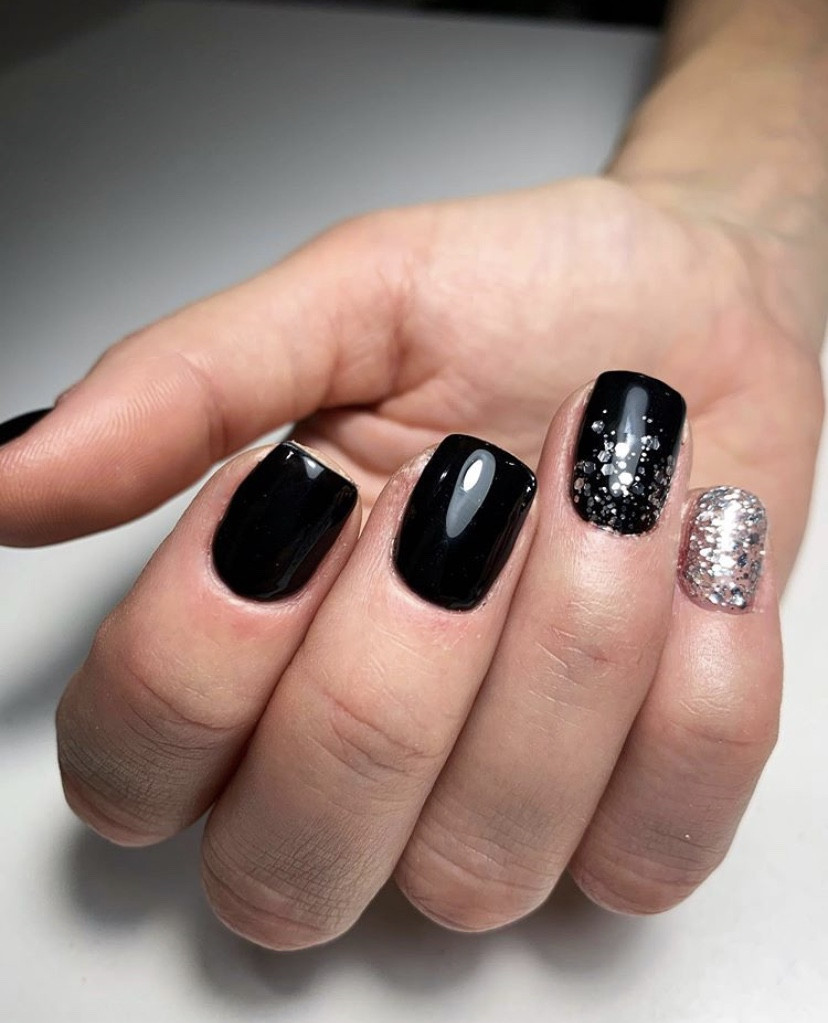 Манікюр на короткі нігті з блискітками чорний, фото - Студія краси Beauty Room