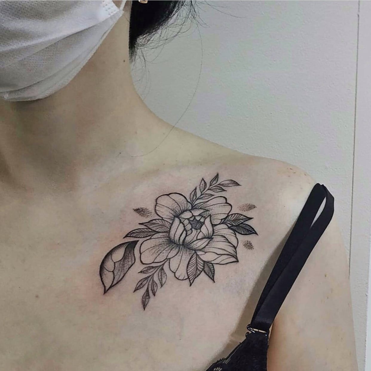 Черно-белые цветок на ключице, фото - Тату салон Black Ink Tattoo Studio
