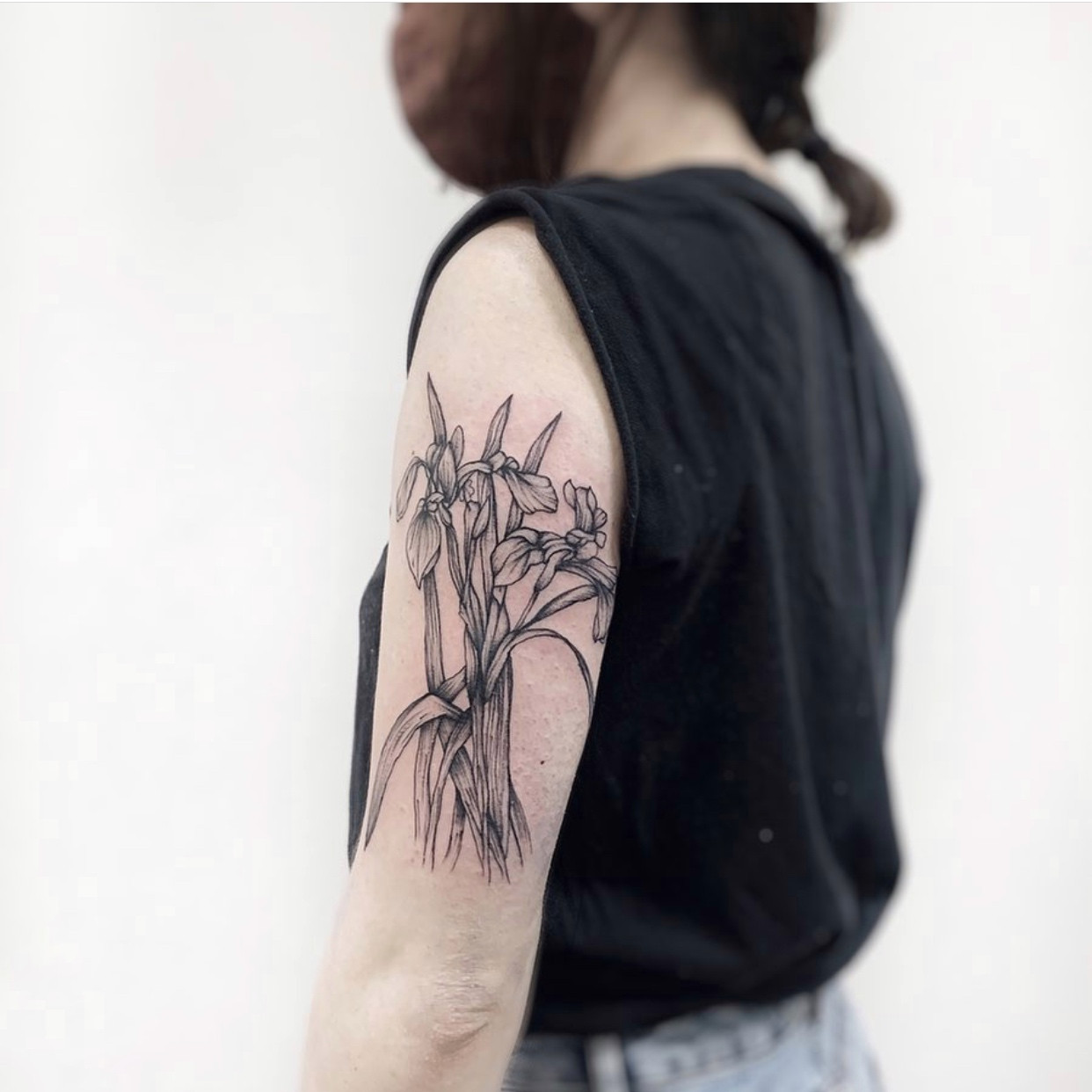 Женские на руке черно-белые, фото - Тату салон Black Ink Tattoo Studio