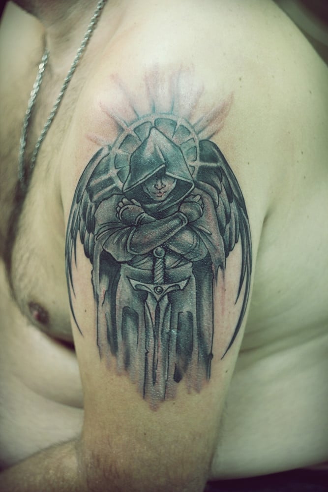 Мужские на плече ангел хранитель, фото - Тату салон Inked
