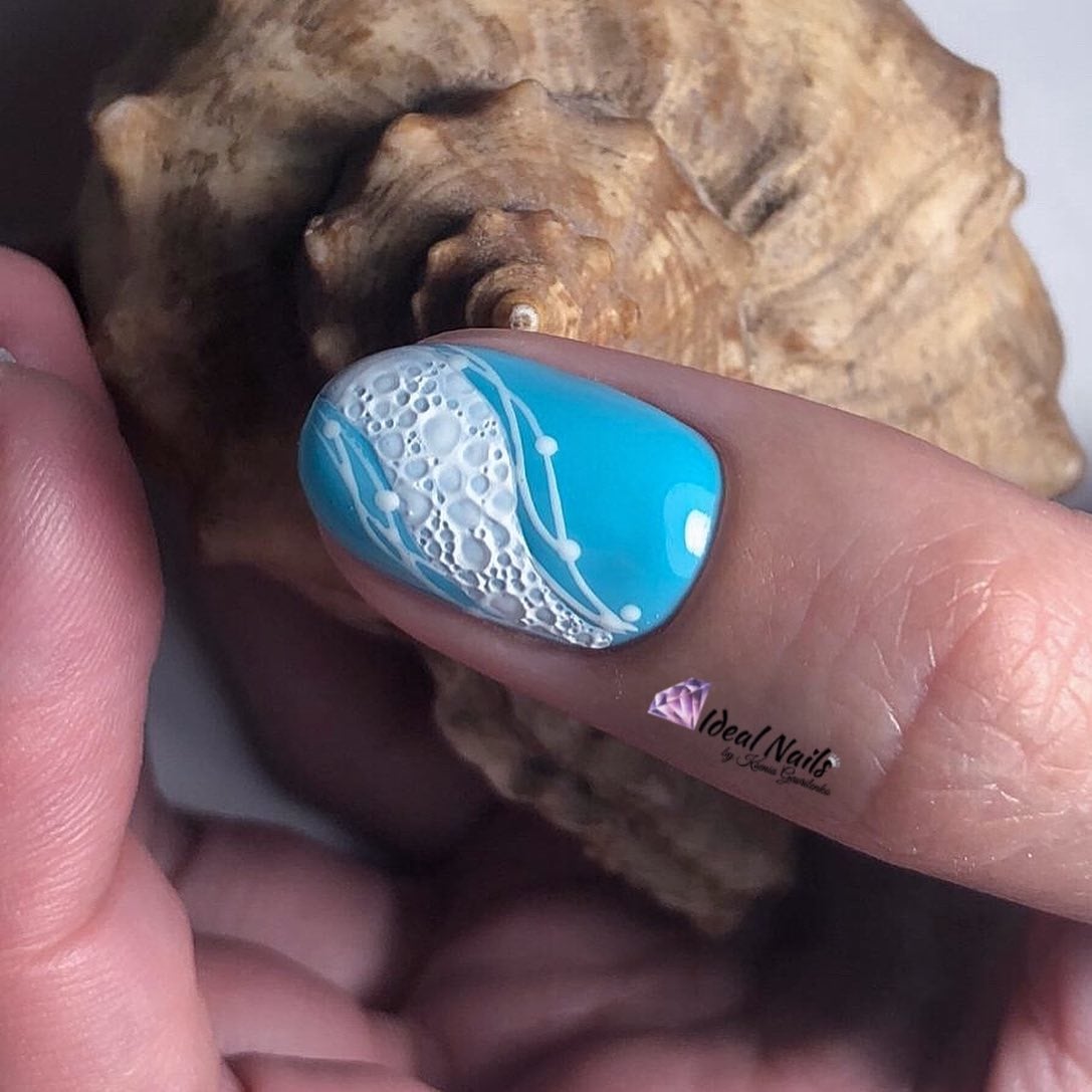 Манікюр на короткі нігті яскравий блакитний, фото -  Ideal Nails