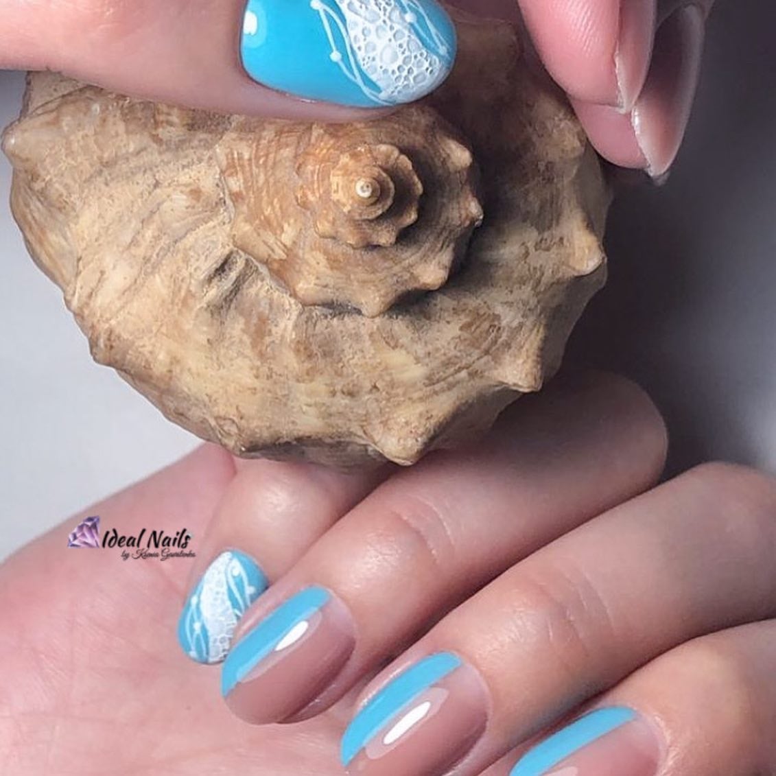 Манікюр з малюнком блакитний зі смужками, фото -  Ideal Nails